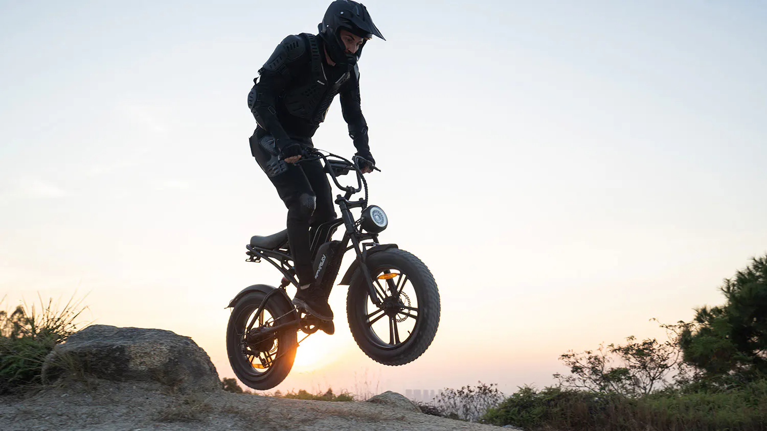 Young man wearning helmet riding HR G50