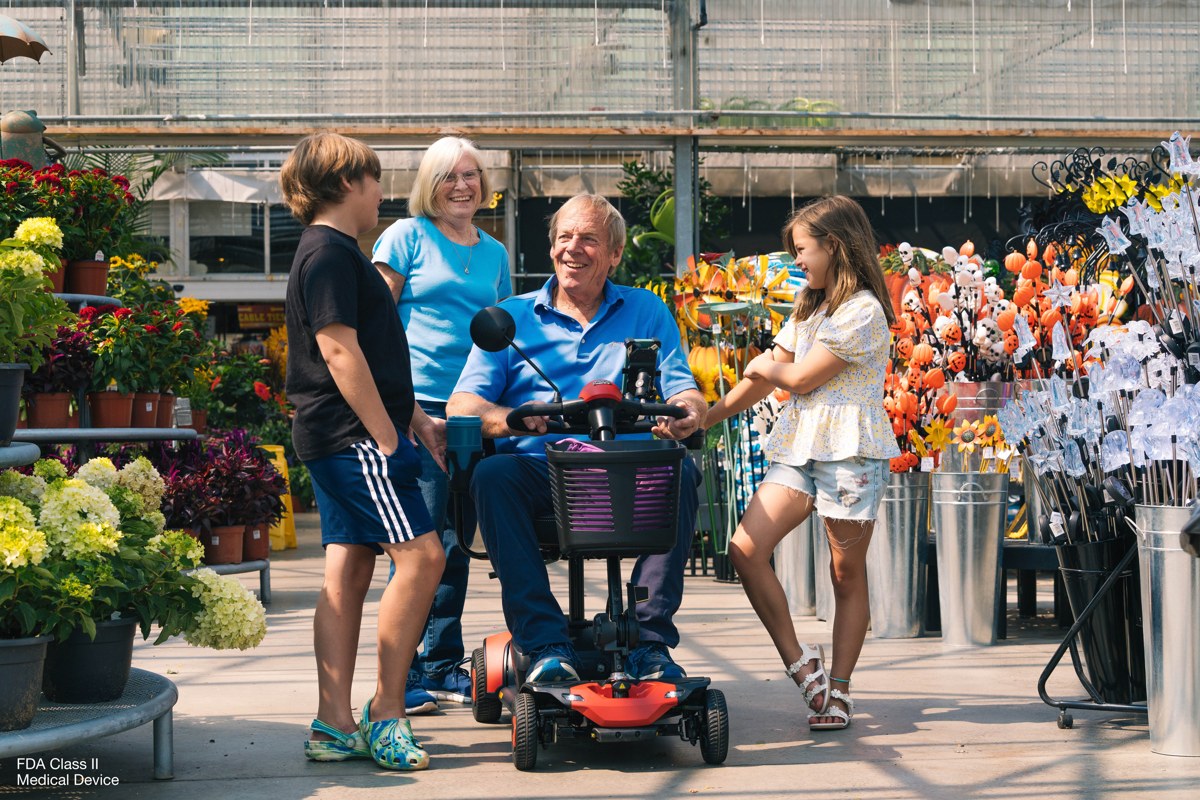 Pride Go Go Elite Traveller Gen 3 Platinum - lifestyle with family